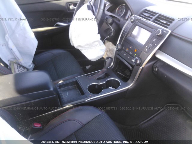 4T1BF1FK9FU005068 - 2015 TOYOTA CAMRY LE/XLE/SE/XSE WHITE photo 5