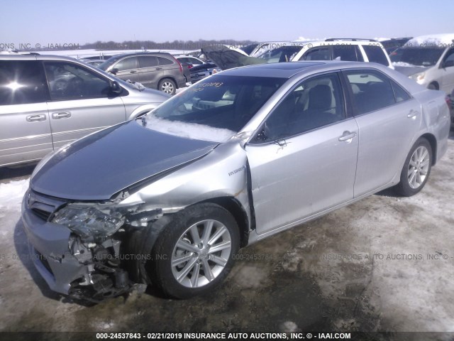 4T1BD1FKXCU002469 - 2012 TOYOTA CAMRY HYBRID/LE/XLE SILVER photo 2