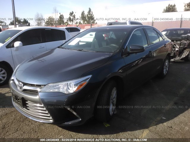 4T1BF1FK7HU772033 - 2017 TOYOTA CAMRY LE/XLE/SE/XSE BLUE photo 2
