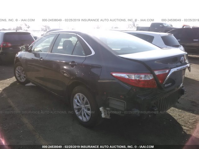 4T1BF1FK7HU772033 - 2017 TOYOTA CAMRY LE/XLE/SE/XSE BLUE photo 3