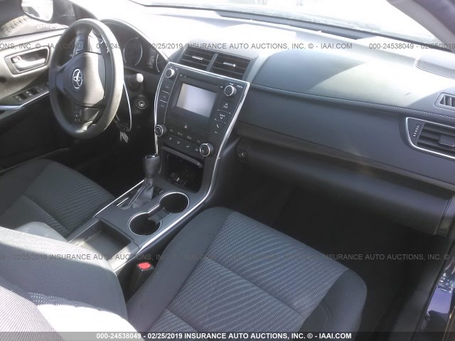 4T1BF1FK7HU772033 - 2017 TOYOTA CAMRY LE/XLE/SE/XSE BLUE photo 5