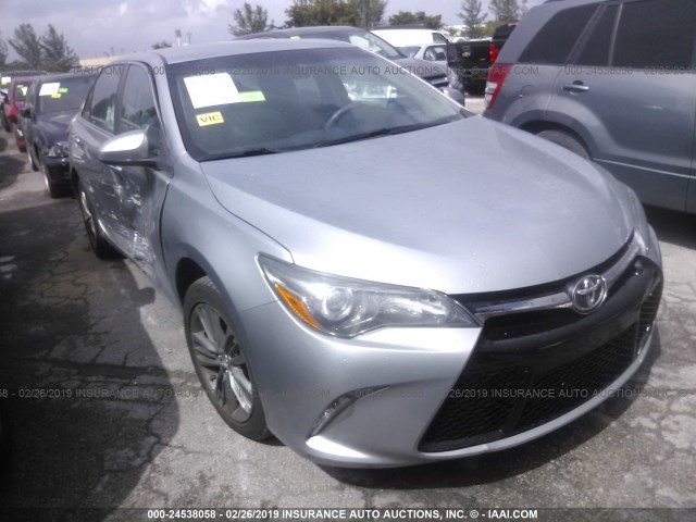 4T1BF1FKXGU254609 - 2016 TOYOTA CAMRY LE/XLE/SE/XSE SILVER photo 1