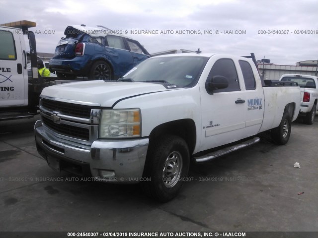 1GCHC29K37E600163 - 2007 CHEVROLET SILVERADO C2500 HEAVY DUTY WHITE photo 2