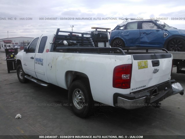 1GCHC29K37E600163 - 2007 CHEVROLET SILVERADO C2500 HEAVY DUTY WHITE photo 3