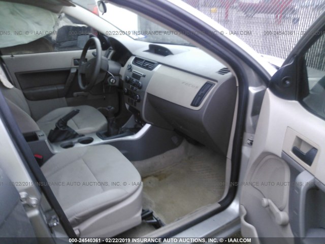 1FAHP34N68W188446 - 2008 FORD FOCUS S/SE GRAY photo 5