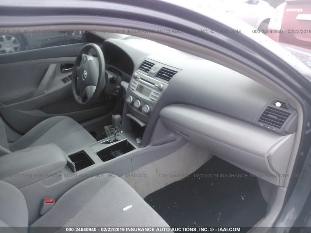 4T1BF3EK2AU076022 - 2010 TOYOTA CAMRY SE/LE/XLE 灰色 照片 5