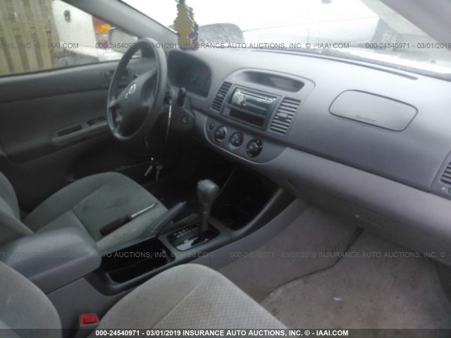 4T1BE32K34U907118 - 2004 TOYOTA CAMRY LE/XLE/SE SILVER photo 5