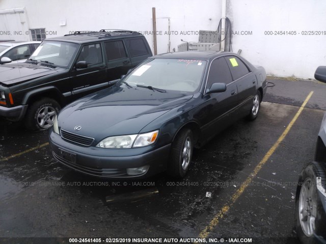 JT8BF28G3W5013761 - 1998 LEXUS ES 300 GREEN photo 2