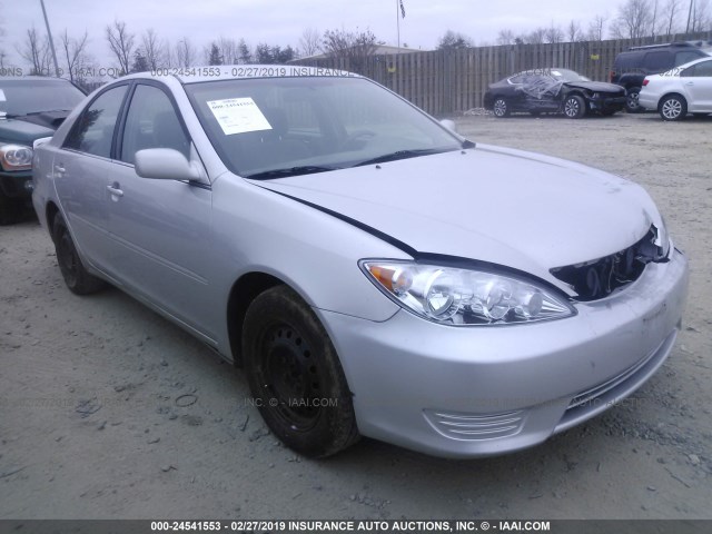 4T1BE30K15U968312 - 2005 TOYOTA CAMRY LE/XLE/SE SILVER photo 1