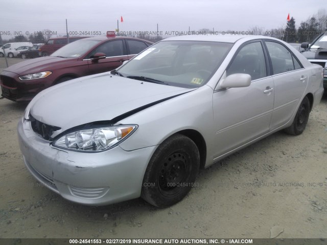 4T1BE30K15U968312 - 2005 TOYOTA CAMRY LE/XLE/SE SILVER photo 2