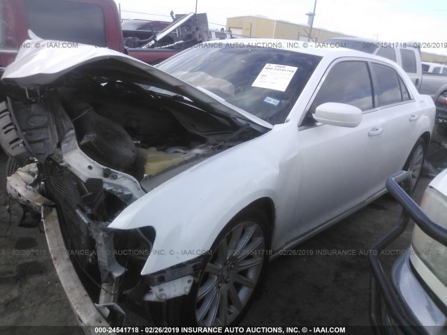 2C3CCAAG5DH588568 - 2013 CHRYSLER 300 WHITE photo 2