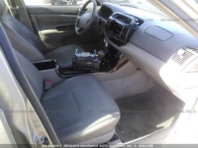 4T1BE32K05U051164 - 2005 TOYOTA CAMRY LE/XLE/SE GOLD photo 5