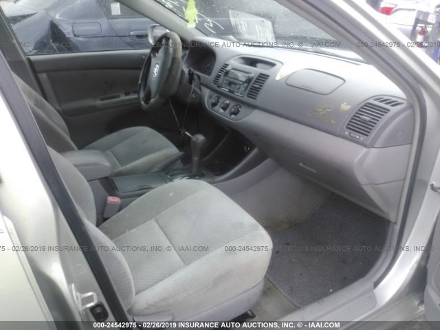 4T1BE32K14U913743 - 2004 TOYOTA CAMRY LE/XLE/SE SILVER photo 5