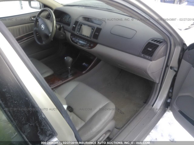 4T1BF30K22U015181 - 2002 TOYOTA CAMRY LE/XLE/SE GOLD photo 5
