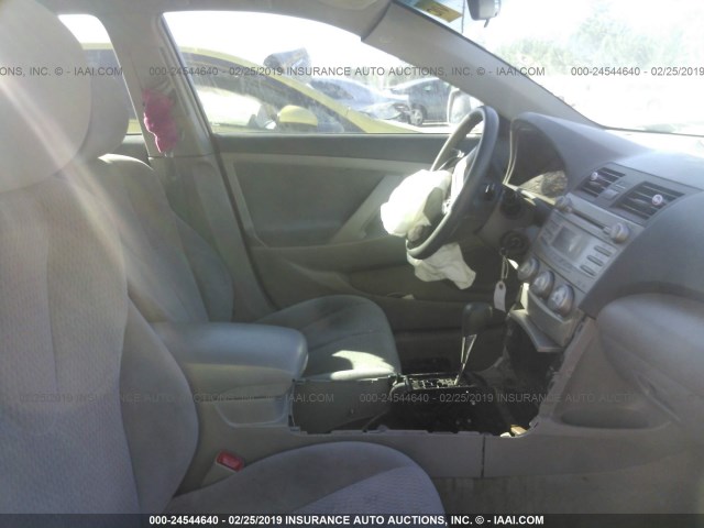 4T1BF3EK6BU210550 - 2011 TOYOTA CAMRY SE/LE/XLE 灰色 照片 5