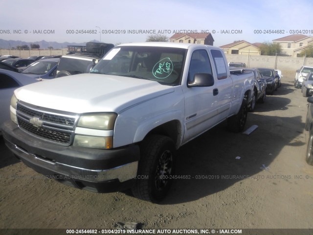 1GCHC29U26E242411 - 2006 CHEVROLET SILVERADO C2500 HEAVY DUTY WHITE photo 2