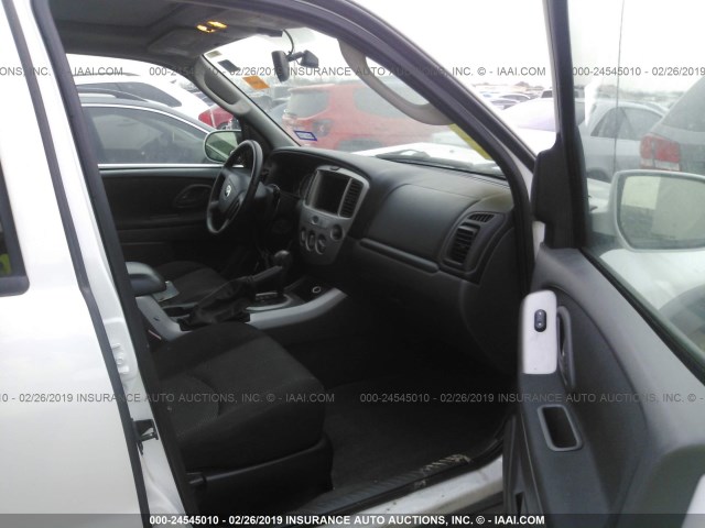 4F2CZ04105KM50619 - 2005 MAZDA TRIBUTE S WHITE photo 5