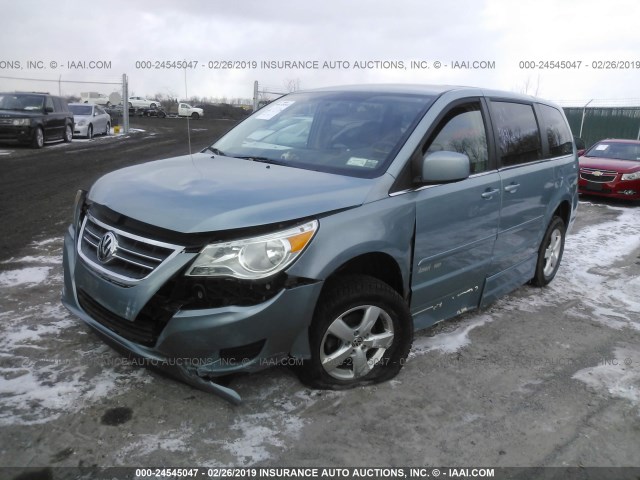 2V4RW3D13AR369992 - 2010 VOLKSWAGEN ROUTAN SE BLUE photo 2