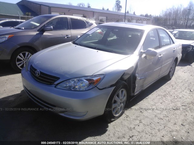 4T1BF30K52U534998 - 2002 TOYOTA CAMRY LE/XLE/SE SILVER photo 2