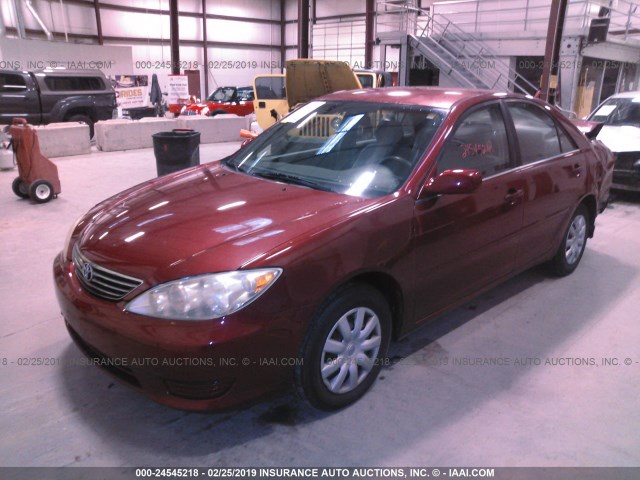 JTDBE32K650315001 - 2005 TOYOTA CAMRY LE/XLE/SE RED photo 2