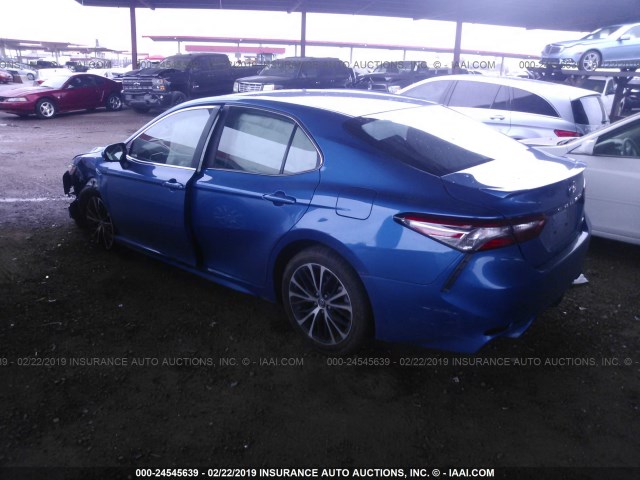 4T1B11HK2JU133284 - 2018 TOYOTA CAMRY L/LE/XLE/SE/XSE BLUE photo 3