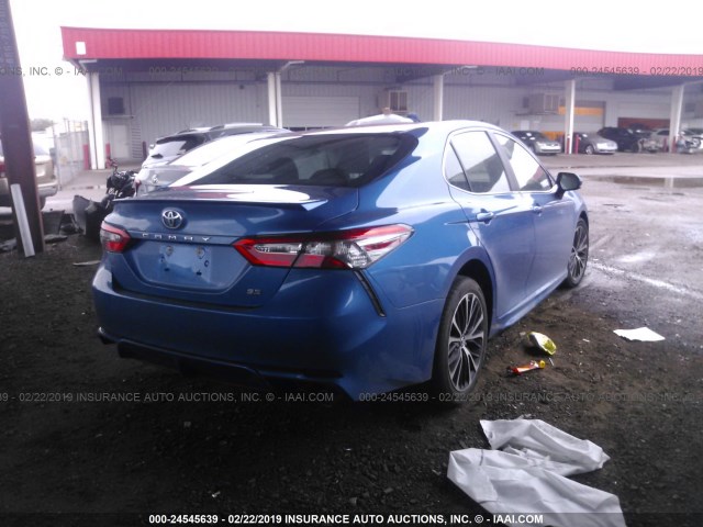 4T1B11HK2JU133284 - 2018 TOYOTA CAMRY L/LE/XLE/SE/XSE BLUE photo 4