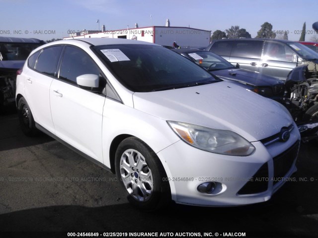 1FAHP3K26CL268767 - 2012 FORD FOCUS SE WHITE photo 1