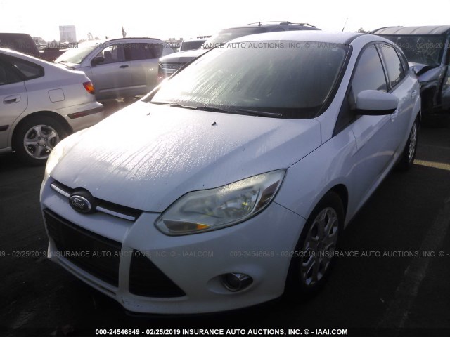 1FAHP3K26CL268767 - 2012 FORD FOCUS SE WHITE photo 2