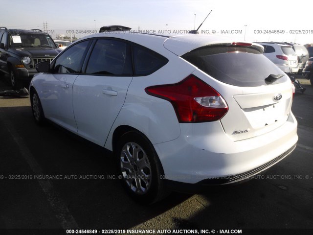 1FAHP3K26CL268767 - 2012 FORD FOCUS SE WHITE photo 3