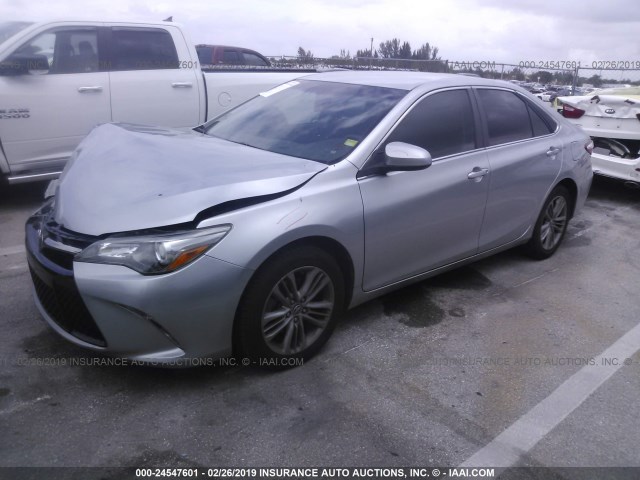 4T1BF1FK9FU982551 - 2015 TOYOTA CAMRY LE/XLE/SE/XSE GRAY photo 2