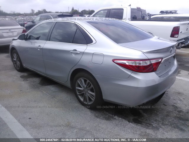 4T1BF1FK9FU982551 - 2015 TOYOTA CAMRY LE/XLE/SE/XSE GRAY photo 3