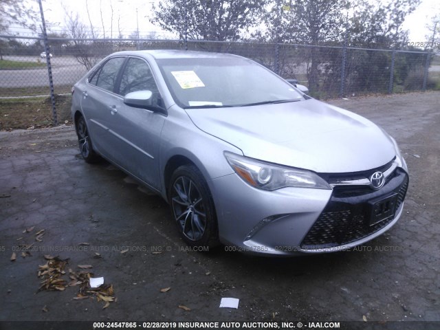 4T1BF1FK3HU329541 - 2017 TOYOTA CAMRY LE/XLE/SE/XSE 银色 照片 1