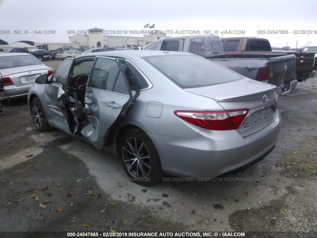4T1BF1FK3HU329541 - 2017 TOYOTA CAMRY LE/XLE/SE/XSE 银色 照片 3