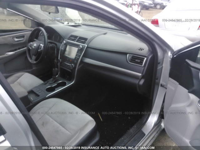 4T1BF1FK3HU329541 - 2017 TOYOTA CAMRY LE/XLE/SE/XSE 银色 照片 5