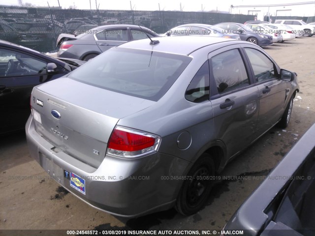 1FAHP35N18W105536 - 2008 FORD FOCUS SE/SEL/SES GRAY photo 4