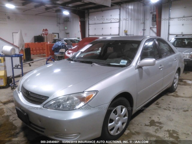 4T1BE32K32U623954 - 2002 TOYOTA CAMRY LE/XLE/SE SILVER photo 2