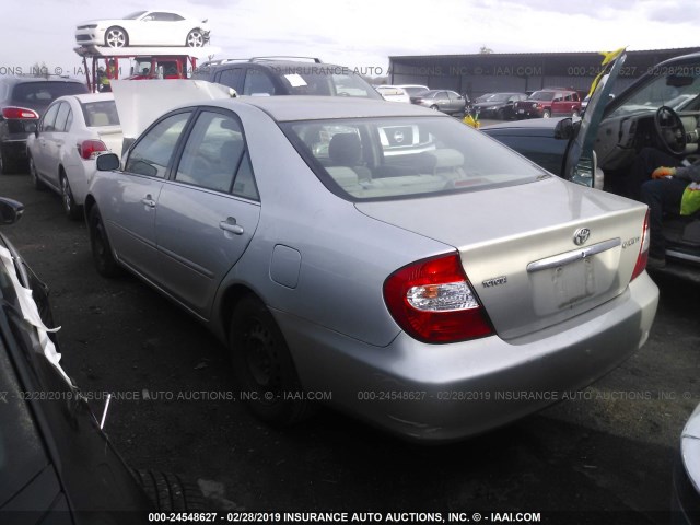 JTDBE32K330233689 - 2003 TOYOTA CAMRY LE/XLE SILVER photo 3