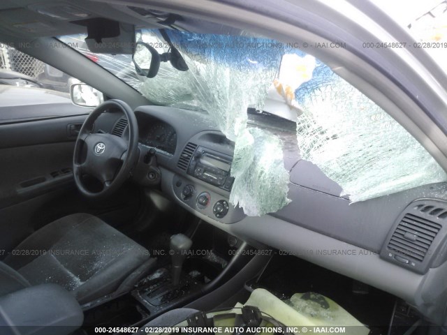 JTDBE32K330233689 - 2003 TOYOTA CAMRY LE/XLE SILVER photo 5