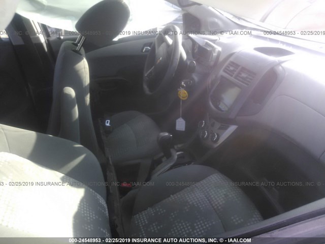 1G1JA5SH7D4211298 - 2013 CHEVROLET SONIC LS 灰色 照片 5