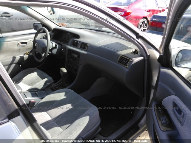 JT2BG22K610543927 - 2001 TOYOTA CAMRY CE/LE/XLE 灰色 照片 5