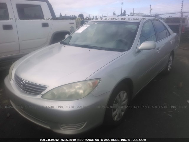 4T1BE32K75U981014 - 2005 TOYOTA CAMRY LE/XLE/SE SILVER photo 2