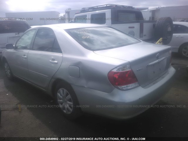 4T1BE32K75U981014 - 2005 TOYOTA CAMRY LE/XLE/SE SILVER photo 3