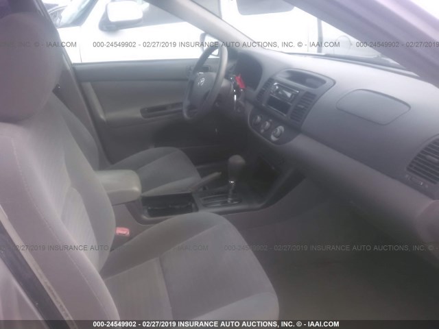 4T1BE32K75U981014 - 2005 TOYOTA CAMRY LE/XLE/SE SILVER photo 5