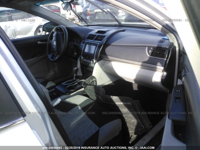4T4BF1FK2ER351869 - 2014 TOYOTA CAMRY L/SE/LE/XLE 银色 照片 5