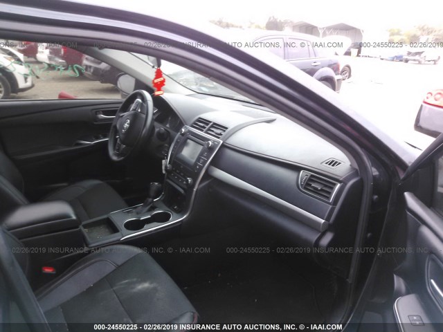 4T1BF1FK1GU165916 - 2016 TOYOTA CAMRY LE/XLE/SE/XSE BLACK photo 5