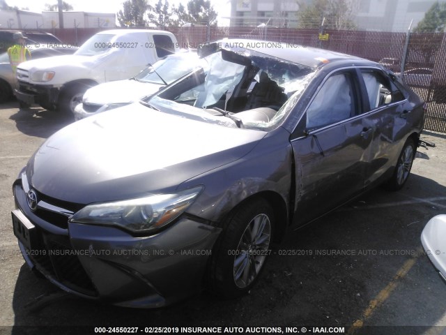 4T1BF1FK2FU898099 - 2015 TOYOTA CAMRY LE/XLE/SE/XSE 灰色 照片 2