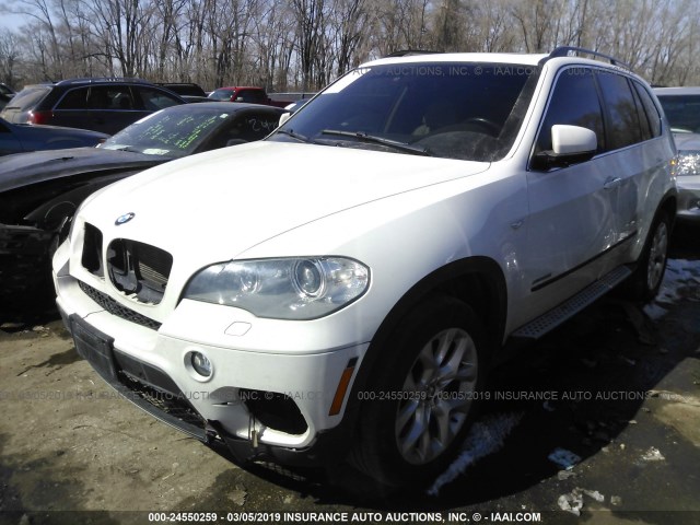 5UXZV4C59D0E02307 - 2013 BMW X5 XDRIVE35I WHITE photo 2