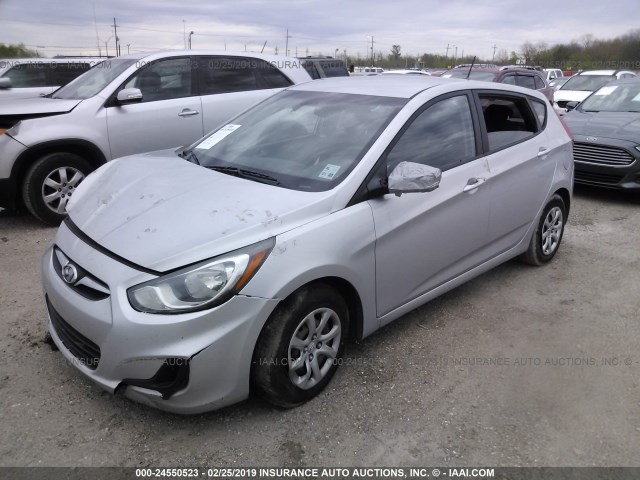 KMHCT5AEXEU172656 - 2014 HYUNDAI ACCENT GLS/GS SILVER photo 2