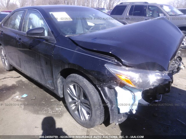 4T1BF1FK2HU405699 - 2017 TOYOTA CAMRY LE/XLE/SE/XSE 黑色 照片 1