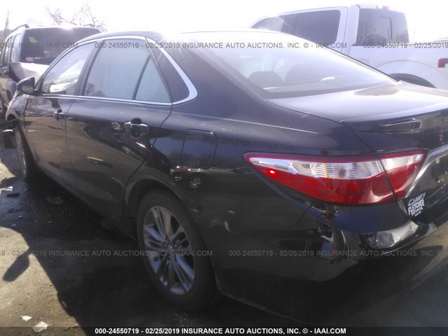 4T1BF1FK2HU405699 - 2017 TOYOTA CAMRY LE/XLE/SE/XSE 黑色 照片 3
